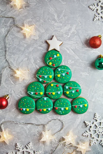 Gyönyörű Karácsonyi Gingerbreads Karácsonyfa Díszítéssel Girland Alapon Formájában Boldog Karácsonyi — Stock Fotó