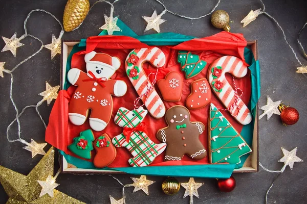 Όμορφη Gingerbreads Χριστούγεννα Διακόσμηση Και Γιρλάντα Στο Φόντο Νέο Έτος — Φωτογραφία Αρχείου