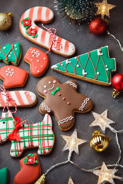 Mooie Kerst Gingerbreads Met Decor Garland Nieuwjaar Achtergrond Merry Christmas — Stockfoto