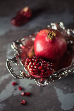 Nar kırmızı meyve. Siyah arka plan üzerine nar