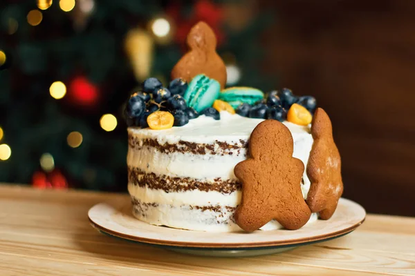 Beautiful Decorated Cake Gingerbread Men Christmas Table New Year Bokeh — Stock Photo, Image