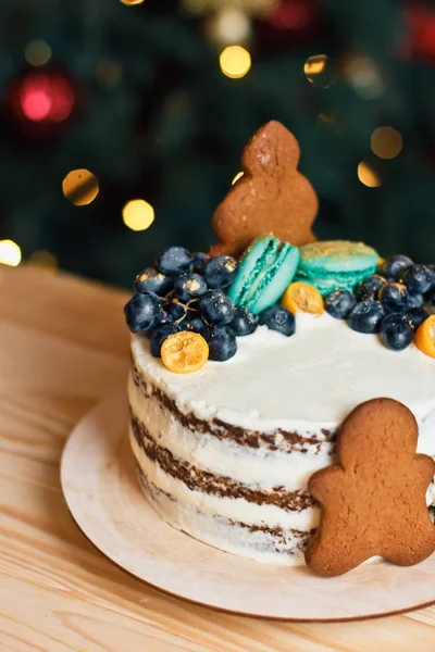 Schönen Dekorierten Kuchen Mit Lebkuchen Männer Für Weihnachtstisch Auf Neujahr — Stockfoto