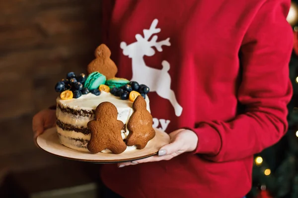 Beautiful Decorated Cake Gingerbread Men Hands Girl New Year Room — Stock Photo, Image