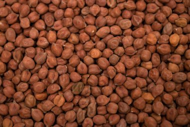 Beyaz bir zemin üzerinde besleyici siyah nohut grubu