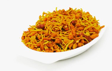 Beyaz arka planda Güney Hindistan atıştırmalığı karışımı