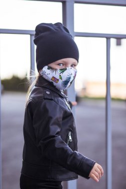 Maskeli bir çocuk.