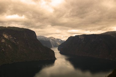 Aurlandfjord 'un bulutlu manzarası Stegastein' in Norveç 'teki bakış açısından su yansıması ile