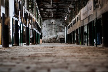 Igualada 'daki eski bir fabrikada fotoğraf sergisinde koridor.