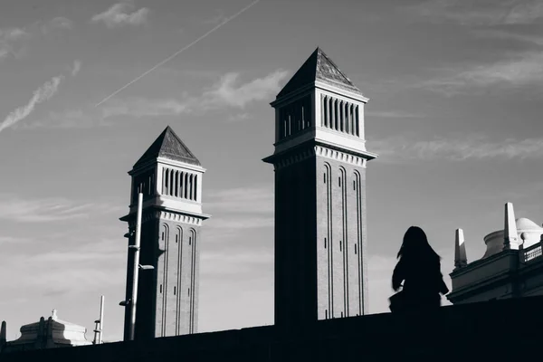 Dvě Věže Náměstí Španělsku Barceloně Dívčí Silueta Tančící — Stock fotografie