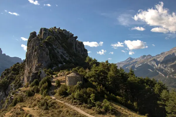 Ermita Bajo Pico Rocoso Los Pirineos Una Ruta Trekking Llamada —  Fotos de Stock