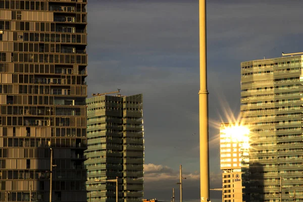 バルセロナのいくつかの高い建物とそれらの1つに太陽の反射 ロイヤリティフリーのストック写真