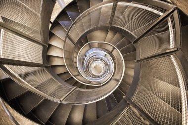 Innsbruck 'taki Şehir Kulesi' nde modern spiral metalik merdiven