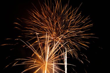 Gece bir köyün ana şenliklerinde sarı havai fişekler.