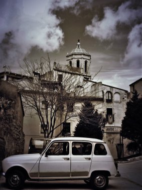 Girona 'daki eski araba ve şehir manzarası Katalonya' nın eski kasabası siyah beyaz