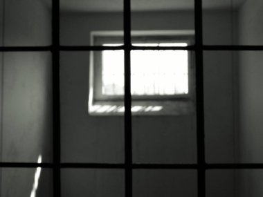 Kapının parmaklıkları ve Almanya 'da Sachsenhausen toplama kampındaki bir hücrede.