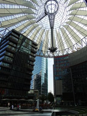 Modern şehir finans bölgesi ve Almanya 'nın Berlin şehir merkezindeki alışveriş merkezi