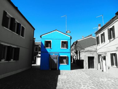Burano İtalya 'da mavi gökyüzünün altında mavi bir ev