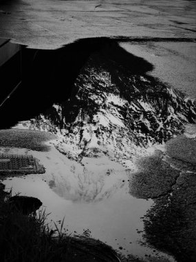 Su birikintisinde karlı dağ yansıması