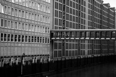 Hamburg şehrinin Speicherstadt bölgesinde siyah beyaz bir nehir var.