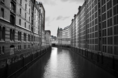 Hamburg şehrinin Speicherstadt bölgesinde siyah beyaz bir nehir var.