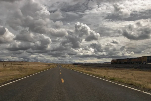 Straight Road Next Parallel Train Impressive Cloudy Sky Route California — Stock Photo, Image