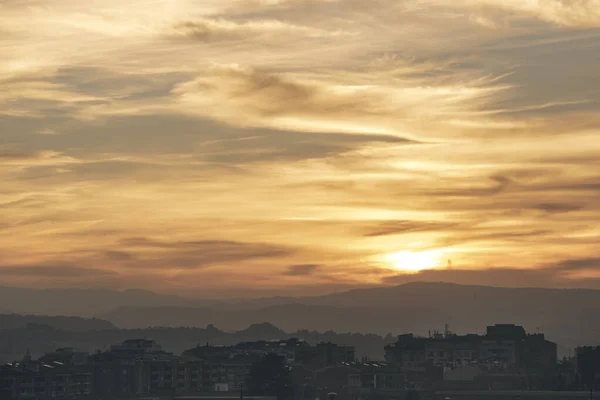 云天下依瓜拉达市日落的美丽景色和背景中的群山 — 图库照片