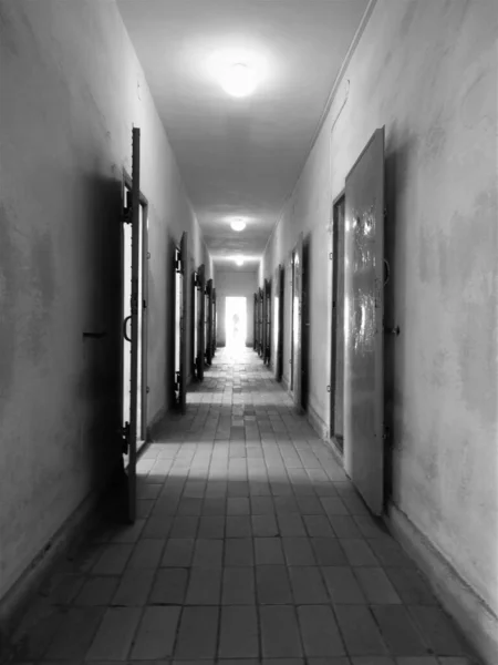 ドイツのザクセンハウゼン強制収容所の終わりに多くの細胞の扉と光を持つ回廊 — ストック写真