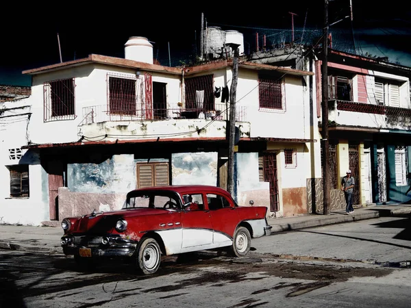 Rue Cubaine Avec Homme Marchant Une Vieille Voiture Cubaine Classique — Photo