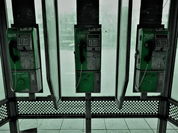 曼谷街上的三个绿色电话亭 — 图库照片