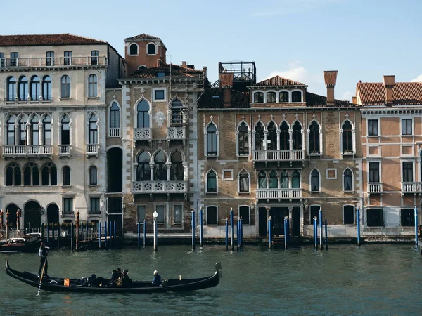 Gondoli Joitakin Klassisia Rakennuksia Turisti Venetsia Grand Canal — kuvapankkivalokuva