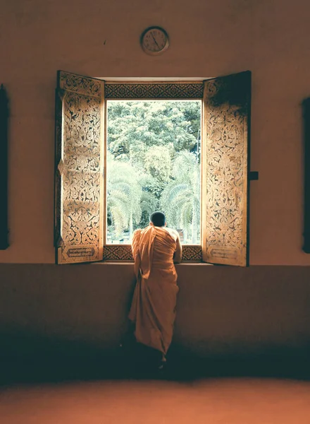 Turuncu Elbiseli Budist Keşiş Tayland Tapınağında Pencereden Dışarı Bakıyor — Stok fotoğraf