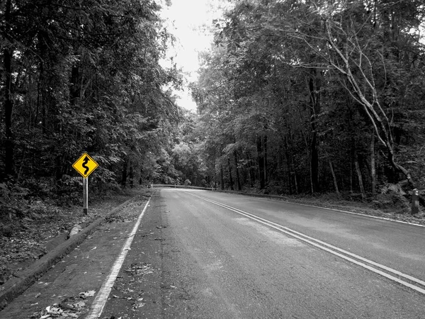Тайская Дорога Желтыми Поворотами Знак Выделяется — стоковое фото