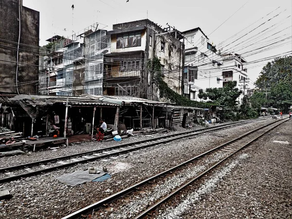 Hdr Εικόνα Μιας Σιδηροδρομικής Γραμμής Στην Μπανγκόκ Και Μερικές Ξύλινες — Φωτογραφία Αρχείου