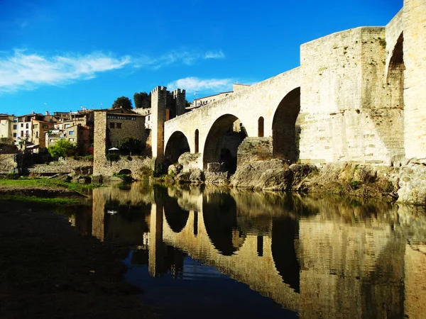 Puente Medieval Reflexión Sobre Río Ciudad Besalu Cataluña — Foto de Stock