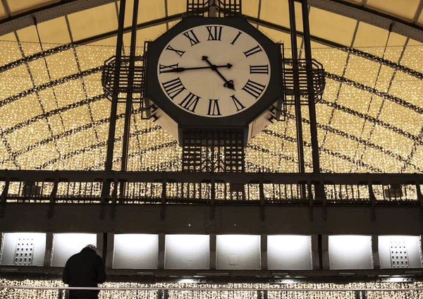 Decke Große Uhr Und Weihnachtsbeleuchtung Bahnhof — Stockfoto