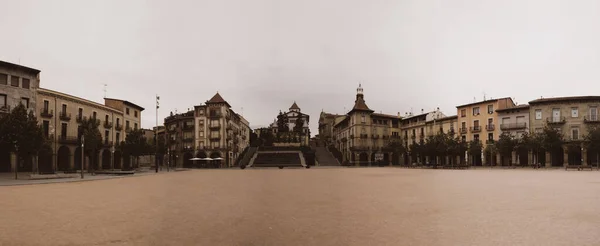 Фабрегас Видом Классическую Архитектуру Широкой Площади Каталонском Городке Ману — стоковое фото