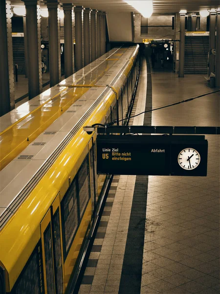 黄色の地下鉄とベルリンドイツの上からの時計の景色を望む駅 ストック画像