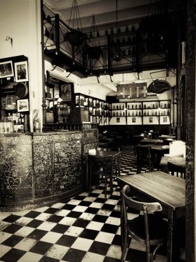 Buenos Aires, Arjantin 'de siyah beyaz klasik bir antika bar.