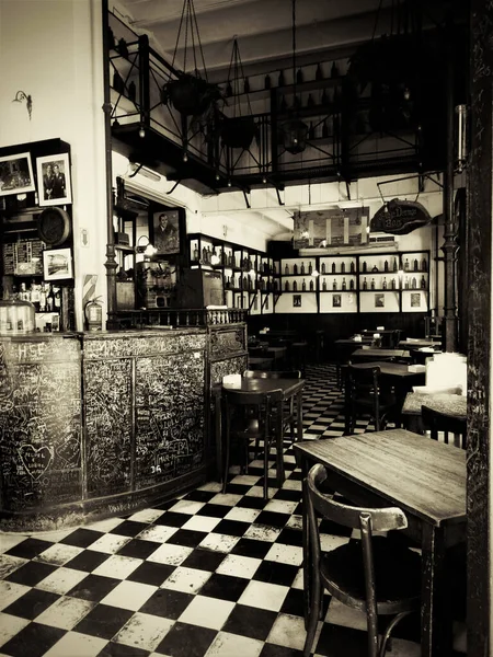 アルゼンチンのブエノスアイレスで黒と白の古典的なアンティークバー ロイヤリティフリーのストック画像