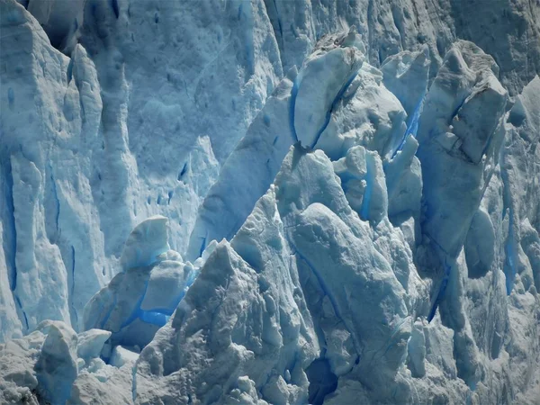 アルゼンチンのパタゴニアにあるペルト モレノ氷河の青い氷の大きな景色 ロイヤリティフリーのストック写真