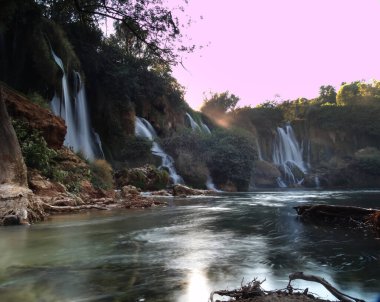 Kravice 'nin güzel şelaleleri ve Bosna' da bir gölün uzun pozlama resimleri