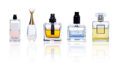 Parfüm şişeleri premium koleksiyonu izole edilmiş beyaz arka plan yansıması