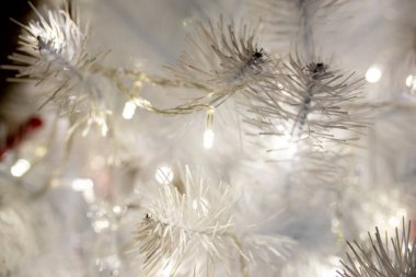 Kırmızı oyuncaklarla dolu beyaz noel ağacı. Yakın mesafeden yaklaşın.