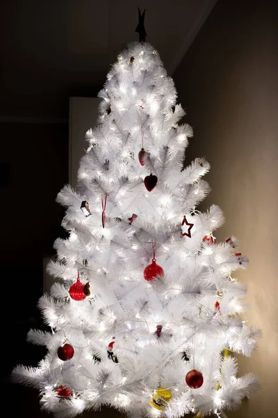 Árbol Navidad Blanco Habitación Oscura Cerca —  Fotos de Stock