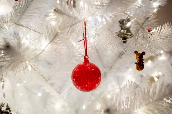 Árvore Natal Branco Com Brinquedos Vermelhos Fundo Close Quente Levou — Fotografia de Stock