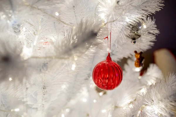 Árvore Xmas Branco Com Brinquedos Vermelhos Fundo Close Quente Levou — Fotografia de Stock