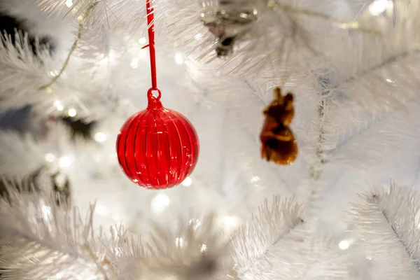 Witte Kerstboom Met Rood Speelgoed Achtergrond Close Warm Led Close — Stockfoto