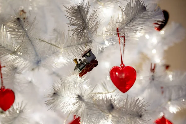 Árvore Natal Branco Com Brinquedos Vermelhos Fundo Close Quente Levou — Fotografia de Stock