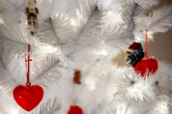 Blanco Árbol Navidad Con Juguetes Rojos Fondo Cerca Caliente Llevado —  Fotos de Stock