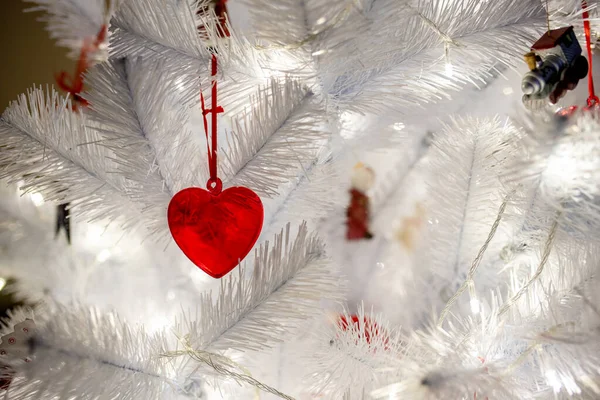 Blanco Árbol Navidad Con Juguetes Rojos Fondo Cerca Caliente Llevado —  Fotos de Stock